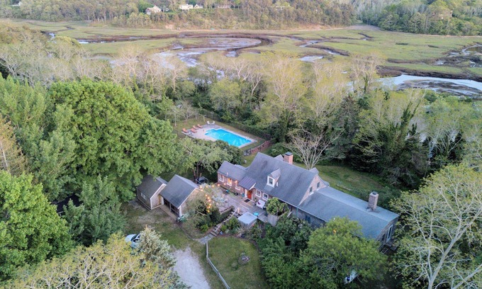 Truro Casa | Escapada del río Pamet con energía solar del siglo XVIII con piscina de sal climatizada