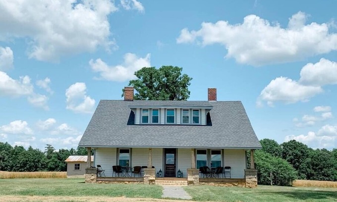 Southmont Otro | 1901 Farmhouse peaceful nature experience