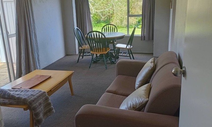 Greenlane - Ellerslie Casa | 1970's Retro style 2 bed unit