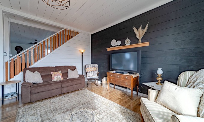 Ferndale Casa | 19th-century homestead on an organic dairy farm with gorgeous gardens & views