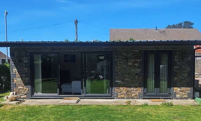 Neath Apartamento | 1Bed Cottage, Sleeps 2 - Mountain Views, Parking