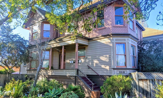 Upper Telegraph Apartamento | 1BR in perfect Berkeley location -- patio & yard!