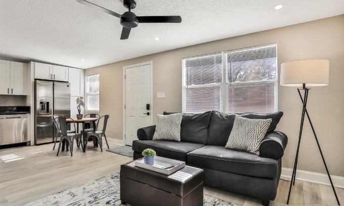 Oak Haven Apartamento | 1st floor, 1 bedroom - Villa on a shaded street