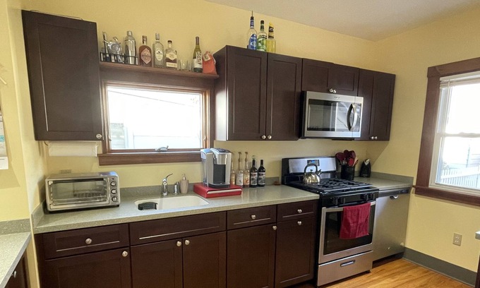 Bedford Casa | 2/1.5 Clean and Comfortable Home in Bedford, OH