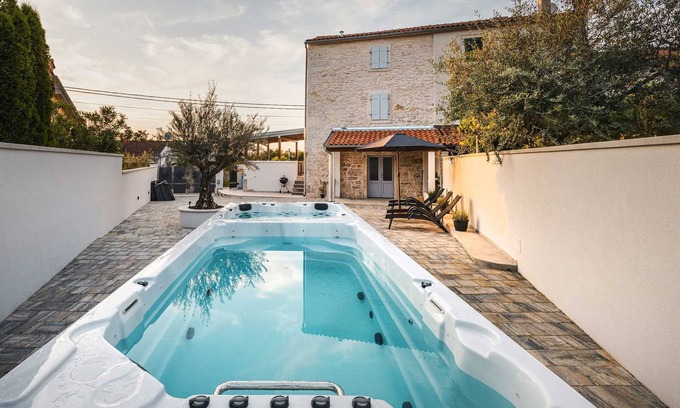 Baderna Villa | Villa de 2 dormitorios con piscina y jacuzzi para hasta 4 personas