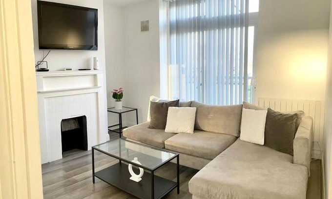 Edmonton Apartamento | 2 bed flat with balcony, TV & Great transport