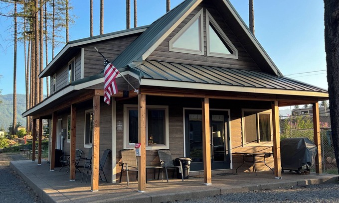 Detroit Cabina | 2 Bedroom / 2 Bath Cabin with Lots of Parking for Boat, Snow Mobile and ATV's