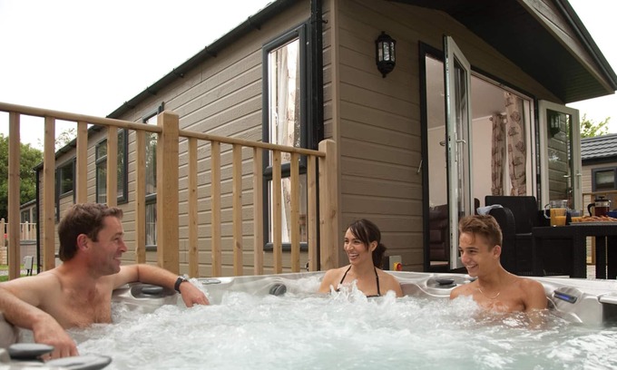 Benson Cabina | 2 bedroom accommodation in Benson-on-Thames