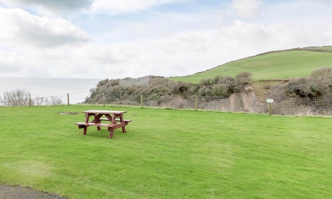 Aberaeron Chalet De Esquí | 2 bedroom accommodation in Gilfach-Yr-Halen