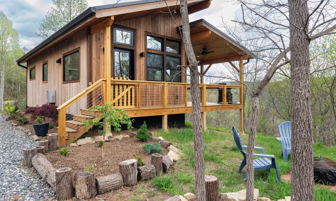 Marshall Cabina | 2-bedroom cabin with WiFi, AC, gated porch, in tranquil Marshall
