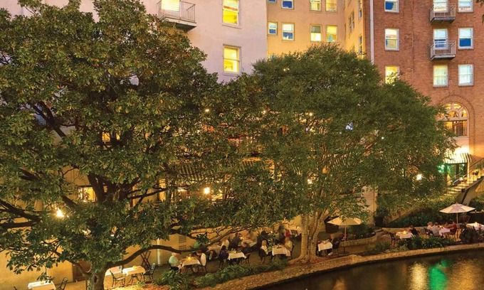 Downtown San Antonio Complejo | 2 Bedroom Condo, Full Kitchen, Sleeps 6, Riverwalk, at Wyndham Riverside Suites!