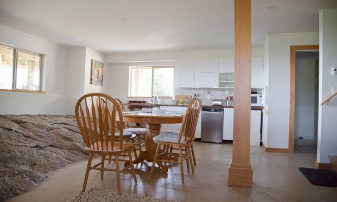 Halfmoon Bay Casa | Vista al mar, diseño abierto con roca expuesta