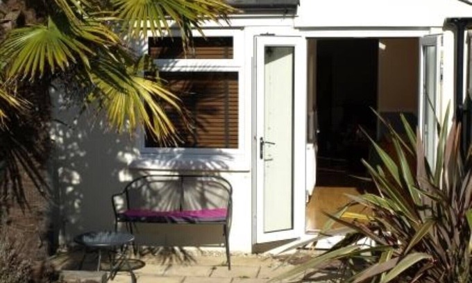 Hythe Cabaña | 2 bedroomed cottage in Hythe, Kent, close to amenities and beach. Dogs welcome.
