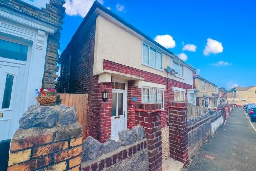 Neath Apartamento | 2 Beds, Entire Home, Spacious Bedrooms, Garden