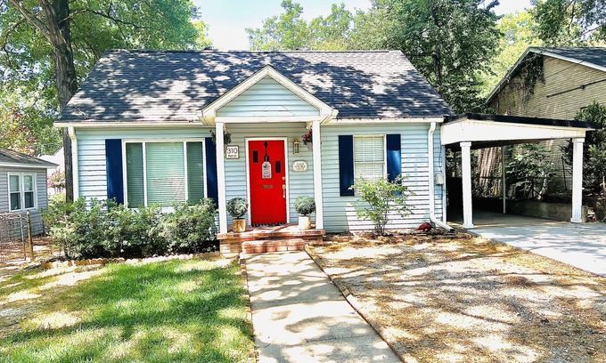 Hot Springs Casa | 2 Blocks to Oaklawn Casino, 1 Mile to Majestic Park, & 1 Mile to Downtown