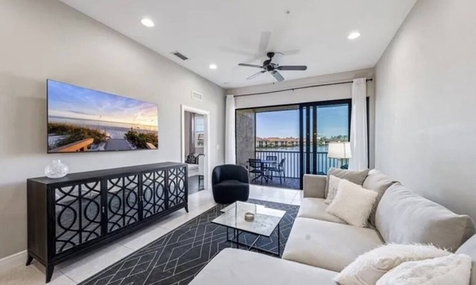 Naples Condominio | 2 BR, 2 bath condo, den, lanai, pool, fitness room