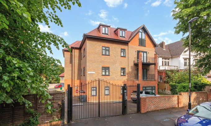 Croham Apartamento | 2 BR (CR2)Apartment| Contractors|Free Parking| Free Amenities| Gated Community