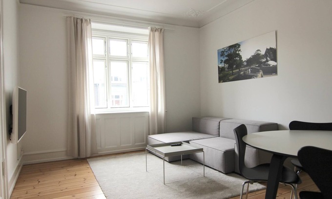 Frederiksberg C Apartamento | 2-BR w/ a balcony in Frederiksberg C - 189