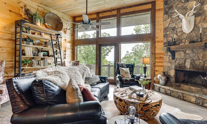 Murphy Cabina | 2 Decks, Grill, Hot Tub: Mountain Cabin in Murphy