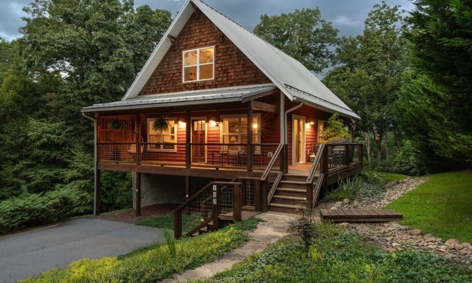 Horse Shoe Cabina | 2 King Beds / Mountain Views / Near the Ecusta Bike Trail / Clean & Well Stocked