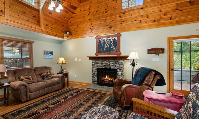 Valley Creek Run Cabina | 2 Master Suites - Clean - Cozy - WiFi - Elk - Covered Porch - ezAccess - 5 Stars