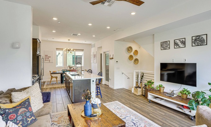 Central San Pedro Casa | 2 Mi to Beach: Luxe LA-Area Townhome w/ Balcony