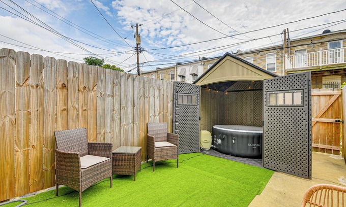 Downtown Baltimore Casa | 2 Mi to Dtwn Baltimore: Bright Townhome w/ Patio