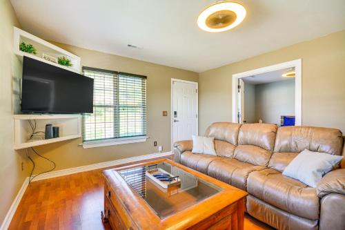 Greensboro Casa | 2 Mi to Dtwn Greensboro Pet-Friendly Retreat!