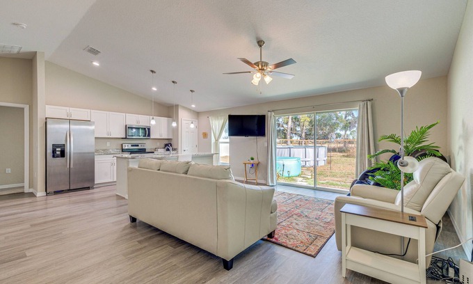 Dunnellon Cabaña | 2 Mi to Rainbow Springs: Home w/ Hot Tub!