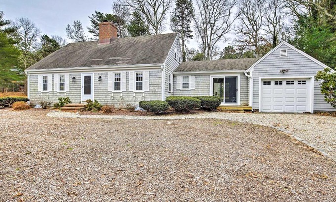 Mashpee Casa | 2 Mi to Shore Home with BBQ and Beach Gear in Mashpee