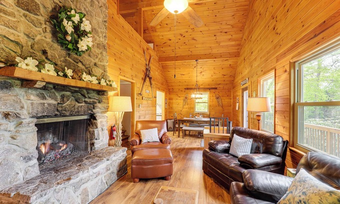 Charter Hills Cabina | 2 Mi to Skiing: Blue Ridge Mtn Cabin w/ Hot Tub!