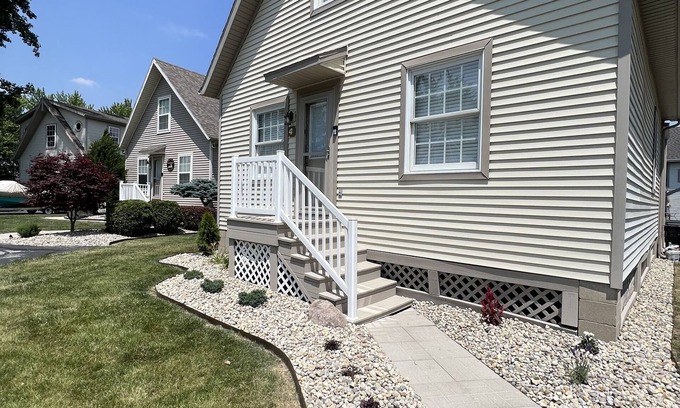 St. Marys Chalet De Esquí | 2 minute boat ride to the main lake! Newly remodeled waterfront lake house!