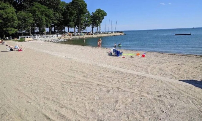 Rowayton Casa | 2-minute drive to beach, renovated antique in Rowayton walk to shops restaurants