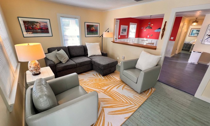 Bradenton Beach Cabaña | 2-Unit Beach to Bay Cottage .. No es el lugar de la abuela! 100 pies a la playa ..