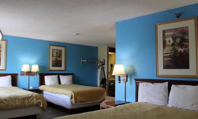 Mount Vernon Casa | 2 x Non-Smoking Triple Queen at FairBridge Inn Express Mt Vernon