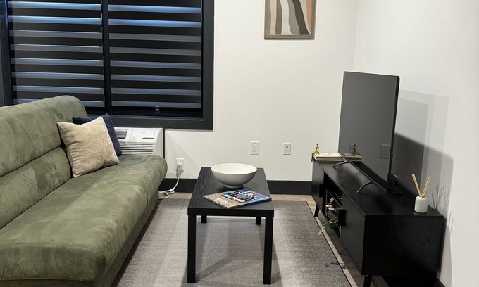 West New York Apartamento | 20 Min to NYC-Beautiful and Spacious Apartment w/ King Bed and Private Parking