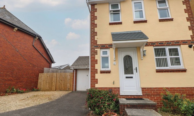 Barry Cabaña | 21 HEOL GYLFINIR, family friendly, country holiday cottage in Barry