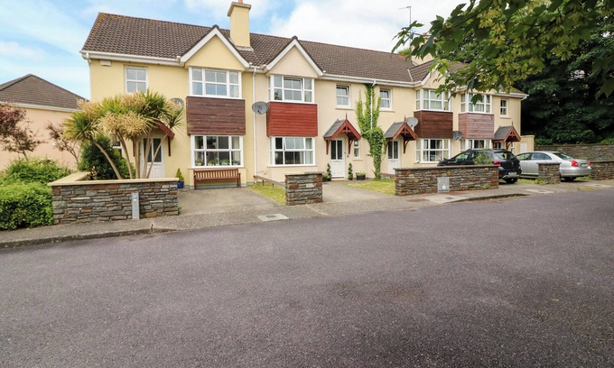 Skibbereen Cabaña | 23 COIS CAOL, pet friendly, with a garden in Skibbereen, County Cork