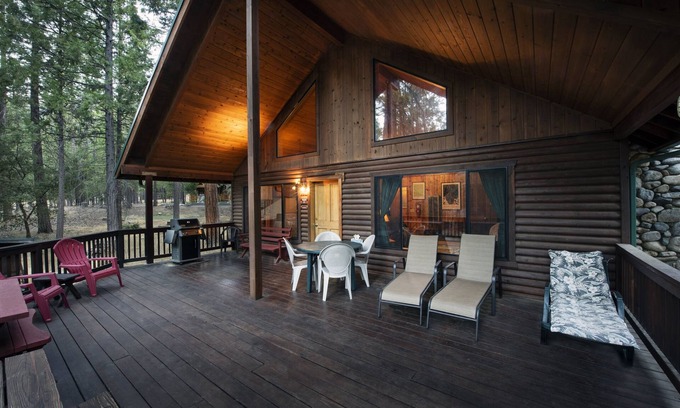 North Wawona Cabina | 24 Cabaña Wawona dentro del Parque Nacional Yosemite