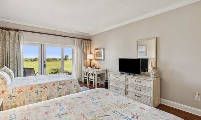 Fernandina Beach Condominio | 256 Sandcastles Beautiful Oceanfront, Ground Floor Hotel Room & Private Patio
