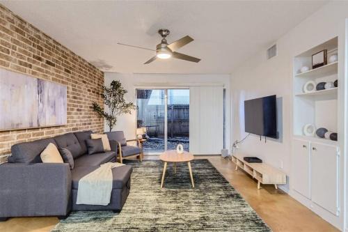 Bouldin Apartamento | 2B Getaway - Sleeps 6 - Pool, Pkg - Walk Dtwn