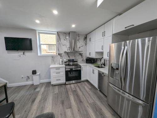 Kitchener Apartamento | 2BR 1 king 1 Queen with parking 3 GBPS internet