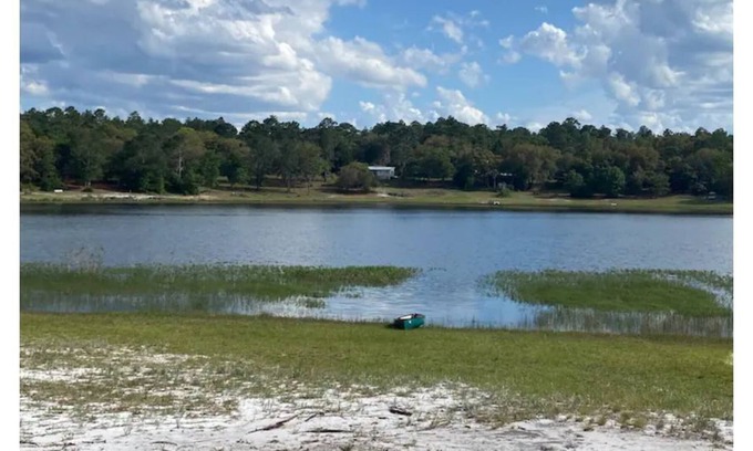 Keystone Heights Cabaña | 2BR/2BA Quiet Lakefront Cottage