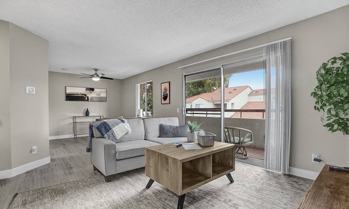 Colton Apartamento | 2BR/2BA Relaxing Queen Suite Apartment