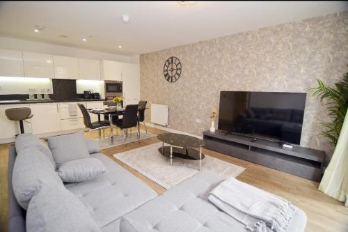 Royal Docks Apartamento | 2BR Apartment Near O2 Arena with Balcony in London