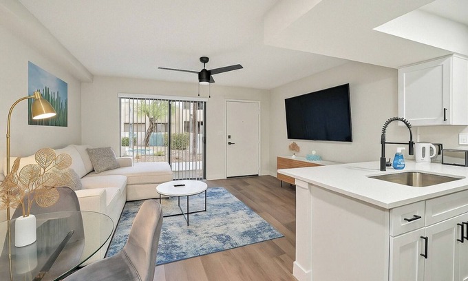 Village Grove Apartamento | 2BR Gem+2Bd+70"SmartTV+FreeParking