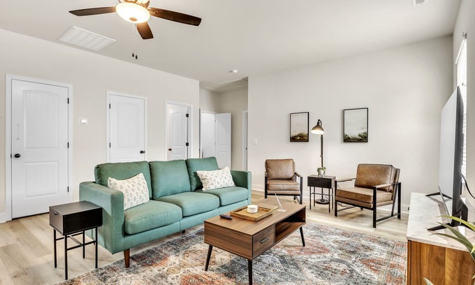 Greer Casa | 2BR Greer Condo: Pet-Friendly, King Beds, Fire Pit