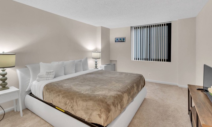 Crystal City Apartamento | 2BR Modern Apt with Easy Access to City