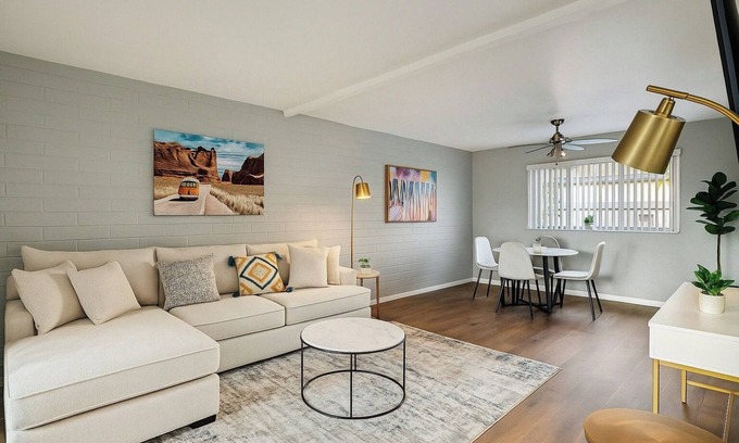 Village Grove Apartamento | 2BR+Sleeps6+70"3Bed+10minOldTown