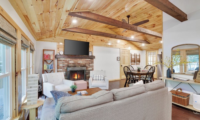 Pocono Lake Cabina | 2PM Sunday Checkout · Golf Cart · Dog-Friendly · Fireplace · Kayaks · Game Room